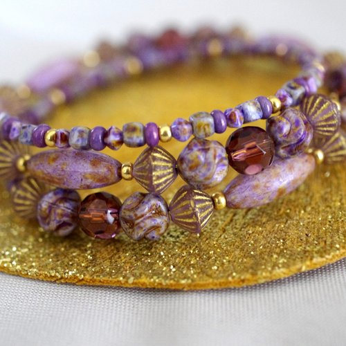 Bracelet 3 tours avec fil mémoire perles tchèques olives violettes avec perles tchèques rondes