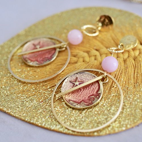 Boucles d'oreilles fantaisies avec un médaillon rose et une perle de fleur de cerisier