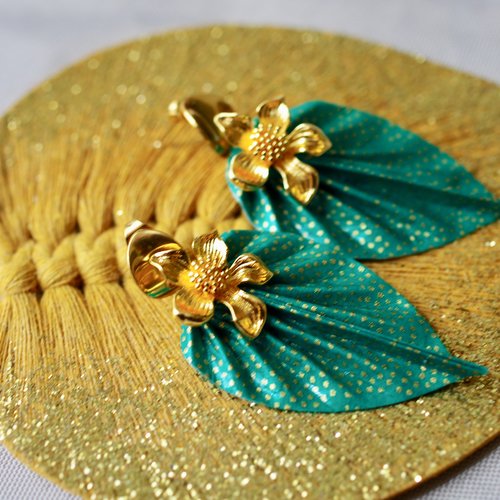 Boucles d'oreilles feuilles origami vert et or avec des fleurs dorées