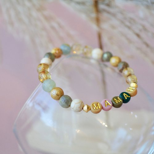 Bracelet fantaisie avec des perles de verres et perles de gemmes au douce totalité crème — idée cadeau pour sa maman
