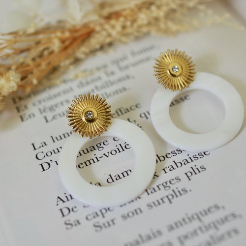 Boucles d'oreilles fantaisies avec des anneaux acétates et des puces en acier doré
