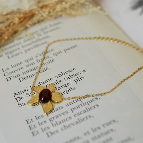 Bracelet chaîne dorée avec fleur et petite pierre grenat