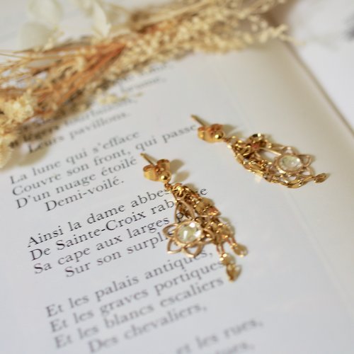 Boucles d’oreilles minimaliste avec des médaillons en acier plaqué or et chaines pendantes avec petits breloques
