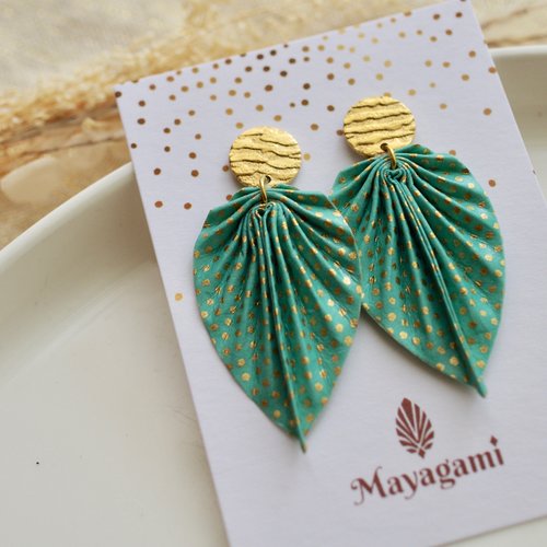 Boucles d'oreilles feuilles origami vert et or avec des dormeuses en acier doré