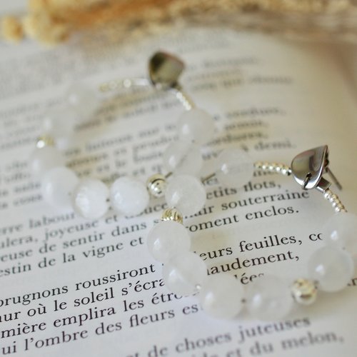 Boucles d’oreilles créoles avec des perles de lune et acier - bijou minimaliste