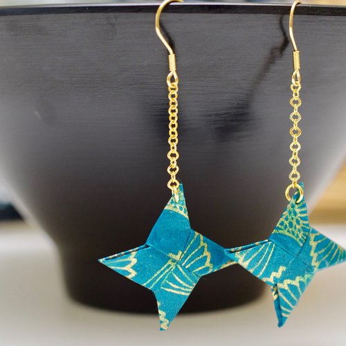 Boucles d’oreilles pendantes en acier doré avec des étoiles shuriken bleu vert et or