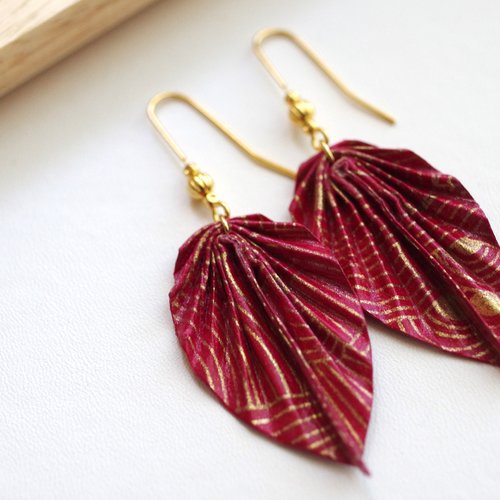 Boucles d'oreille origami feuilles plumes rouge et or