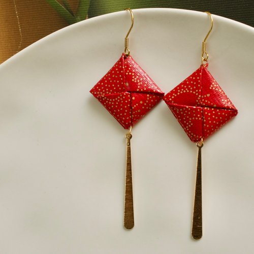 Boucles d’oreilles fantaisies avec des carrés origamis rouge et or