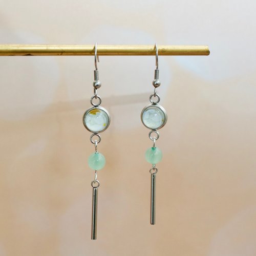 Boucles d'oreilles fantaisie en acier avec petit cabochon blanc vert nacré avec des perles naturelles aventurines