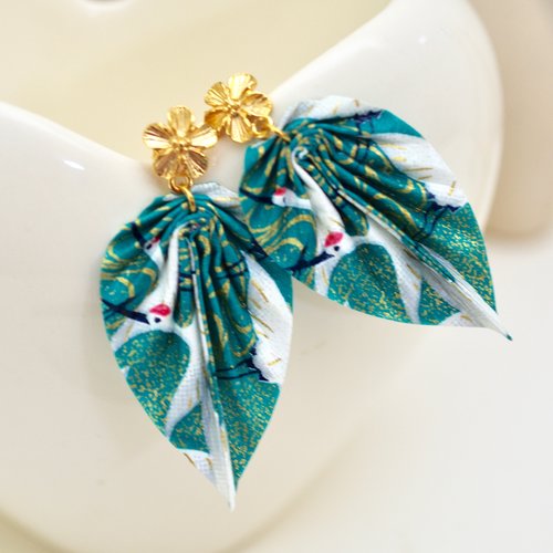 Boucles d'oreilles feuille origami avec du joli papier japonais noir fleuri or verni