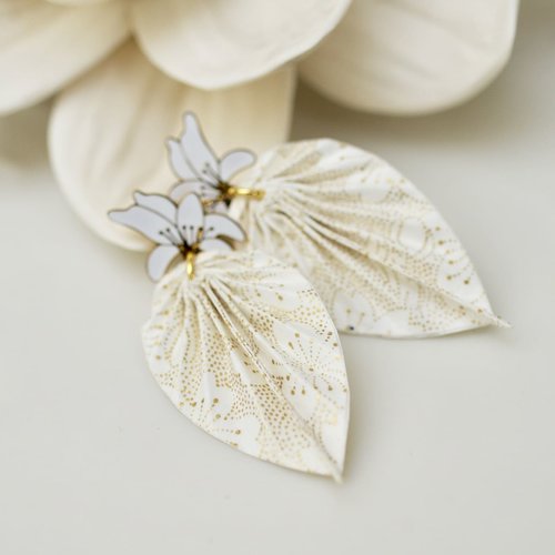 Boucles d'oreilles élégantes en forme de feuille et puce fleurie papier japonais blanc et or – bijou fait main