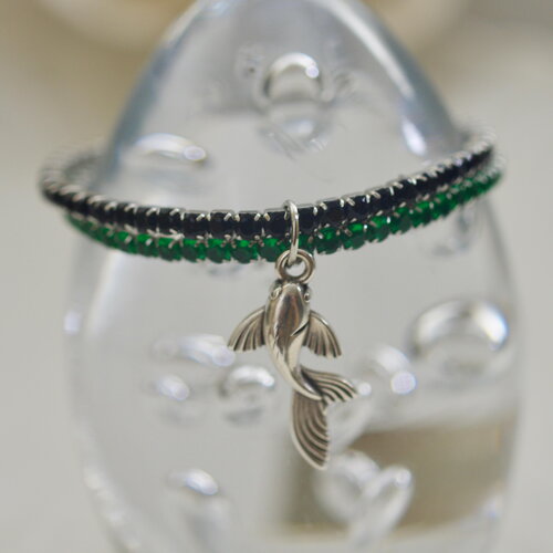 Bracelet élastique laiton doré strass noir et vert avec un médaillon poisson koi