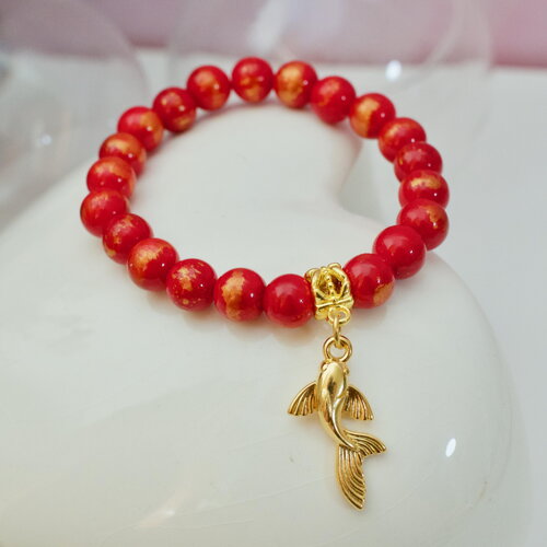 Bracelet perlé de jade mashan rouge avec un joli poudrage doré et son médaillon poisson koï