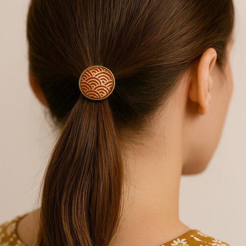 Élastique cheveux avec un cabochon motif japonais rouge et or