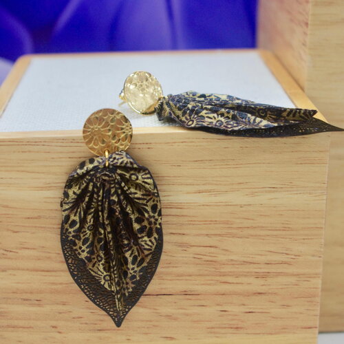 Boucles d'oreilles feuille origami avec une feuille métallique noire
