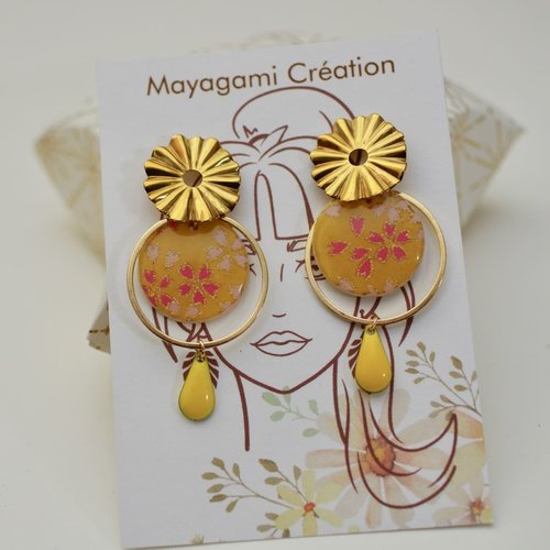 Boucles d'oreilles fantaisie avec du papier japonais jaune fleuri et des chaines pendantes