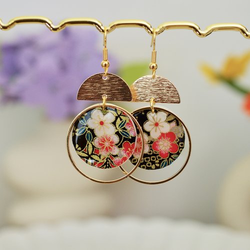 Boucles d’oreilles en laiton et acier doré avec médaillon noir fleuri