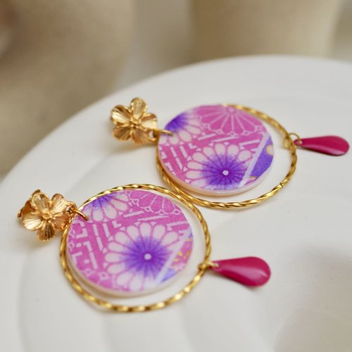 Boucles colorées en acier doré et médaillon de nacre avec du papier washi violet