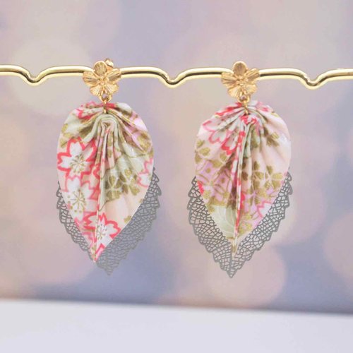 Boucles d'oreilles pendantes double feuille en papier japonais, bijou fait main, une belle idée cadeau