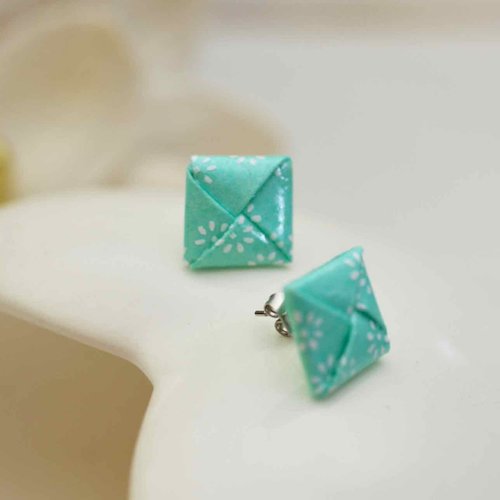 Boucles d'oreilles carrées en papier japonais- pliage origami - idée cadeau pour les nounous, atsem, maitresse