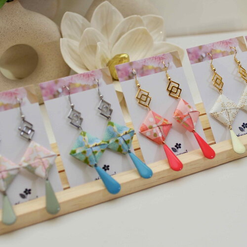 Boucles d'oreilles fantaisies avec des carrés origamis et des gouttes émaillées  – fait main avec papier japonais | plusieurs coloris