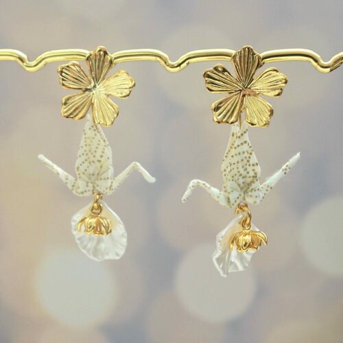 Boucles d’oreilles grue origami en papier japonais blanc avec des  grosses fleurs en plaqué or 18k , bijoux poétiques faits main