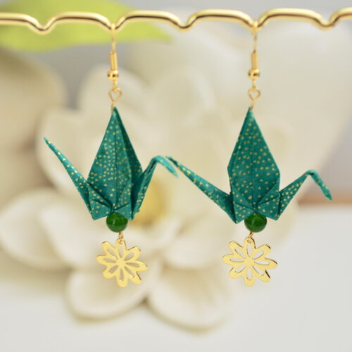 Boucles d'oreilles  fantaisies avec des grues origamis vert à pois avec un petit médaillon fleuri