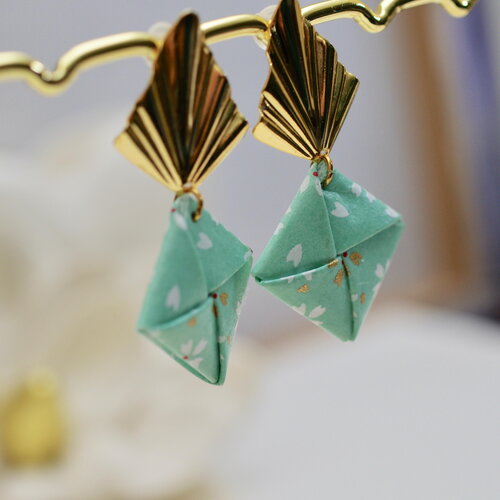 Duo de boucles d’oreilles éventail en laiton doré 18k et carrés origami en papier japonais vert fleuri – bijoux légers et poétiques
