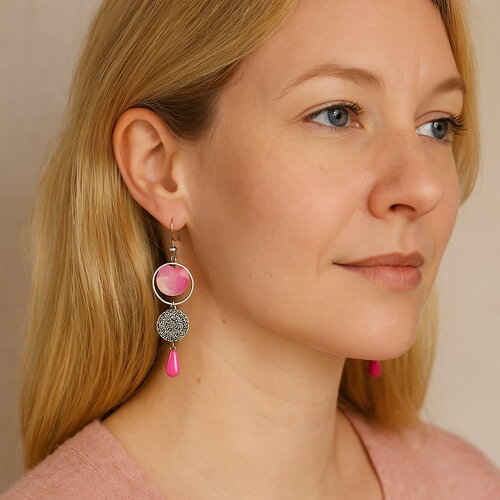 Boucles d’oreilles asymétriques rose en acier, papier japonais, médaillon filigrané et goutte émaillée