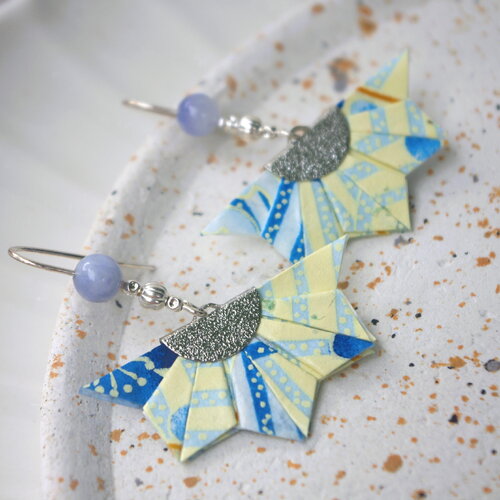 Boucles d’oreilles origami en papier japonais bleu et jaune, dormeuses plaqué argent – bijoux faits main légers et raffinés