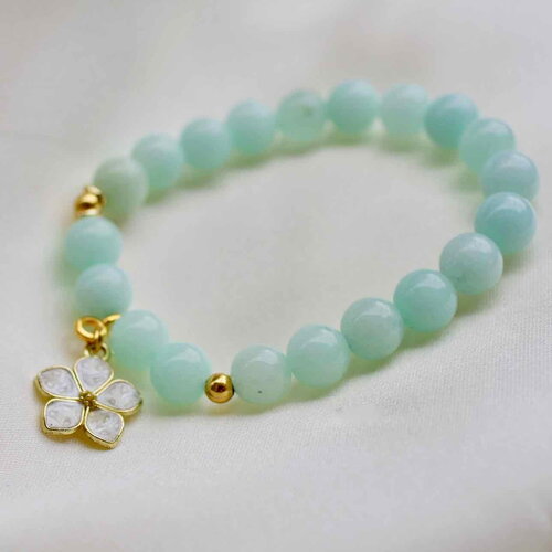 Bracelet en pierres naturelles avec des amazonites et une fleur de cerisier japonaise, l'amazonite est symbole de courage, de paix