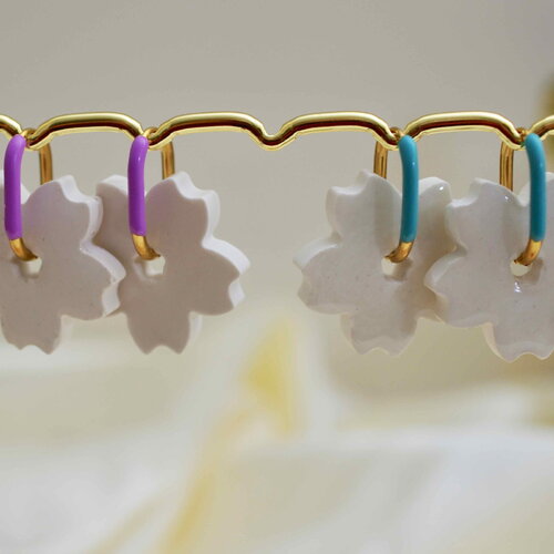 Petites créoles fleurs sakura en poudre raysin pour les passionnés du japon avec une créole colorée violet ou bleu et en acier doré