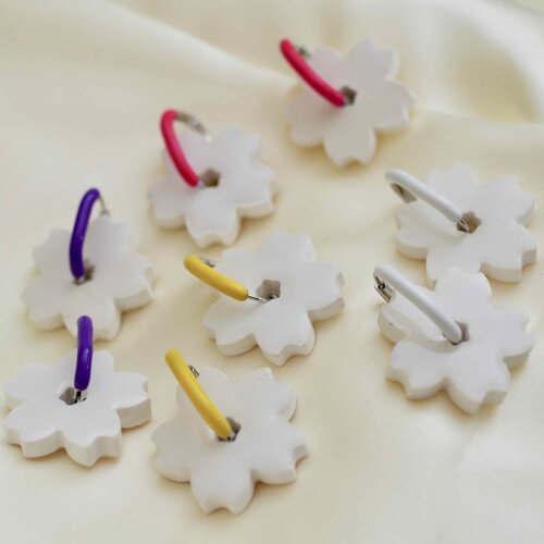 Petites créoles fleurs sakura en poudre raysin pour les passionnés du japon avec une créole colorée, idée cadeau pour femme