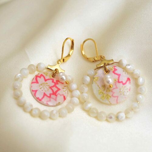 Boucles d’oreilles créoles en plaqué or avec des perles de nacre et un médaillon en papier japonais fleuri rose