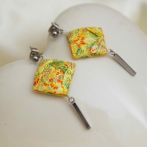 Boucles d'oreilles fantaisies avec un jeu de carrés en origami superposés avec du papier japonais jaune fleuri