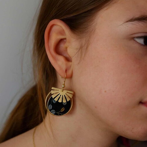 Boucles d’oreilles en laiton avec un médaillon de nacre recouvert de papier japonais noir et or
