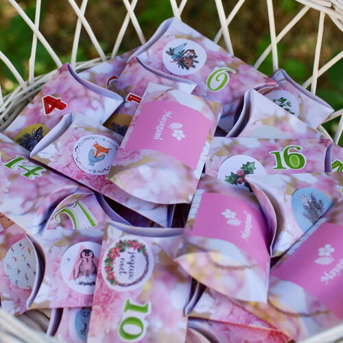 Calendrier de l’avent avec des berlingots de 12 bijoux et 12 gourmandises - calendrier de l’avent