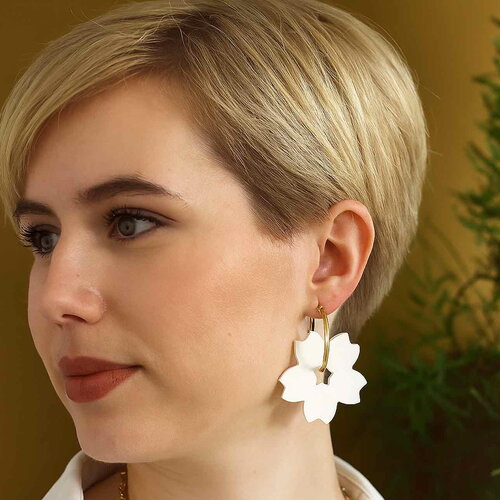 Grandes créoles dorées et fleurs sakura en poudre raysin pour les passionnés du japon, idée cadeau pour femme