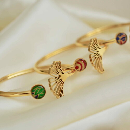 Bracelet feuille de ginkgo ajouré avec un cabochon de papier japonais résiné, une belle idée cadeau pour les passionnés du japon