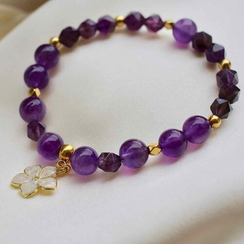 Bracelet en améthyste facettée et perles rondes  avec une  fleur japonaise blanc nacré