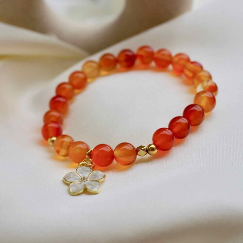 Bracelet de cornaline naturelle avec une fleur japonaise - pour les passionnés du japon et des perles naturelles