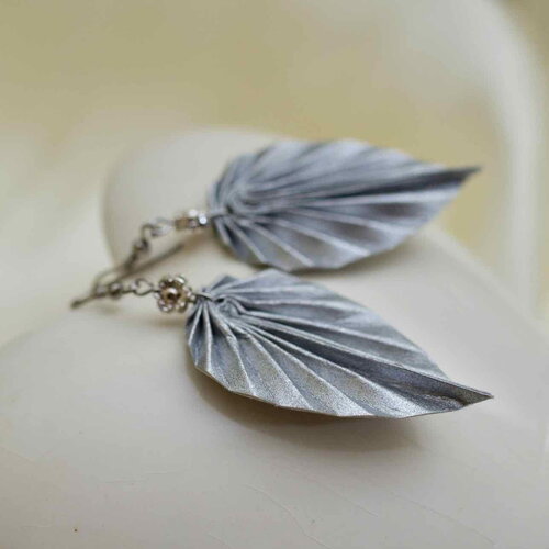 Boucles d'oreilles élégantes en forme de feuille avec des petites perles fleuries – bijou fait main pour les passionnés du japon