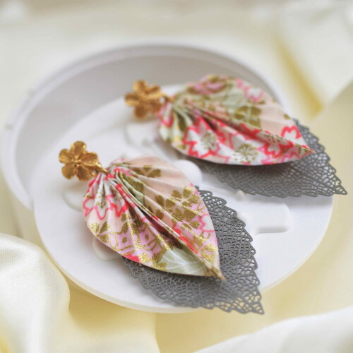 Boucles d'oreilles pendantes double feuille en papier japonais et feuille métallique, une belle idée cadeau pour les passionnées du japon