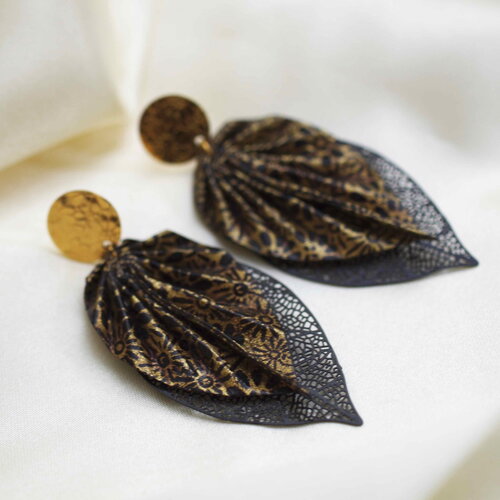 Duo de doubles feuilles origami noir et or  sur des boucles d'oreilles en acier doré, idée cadeau pour les passionnés du japon