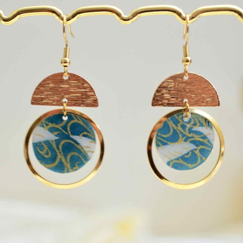 Boucles d'oreilles fantaisie avec du papier japonais bleu canard , blanc et or résiné et demi-cercle doré