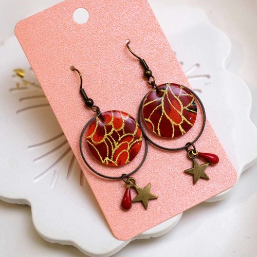 Boucles d’oreilles en laiton avec des médaillons washi rouge résiné