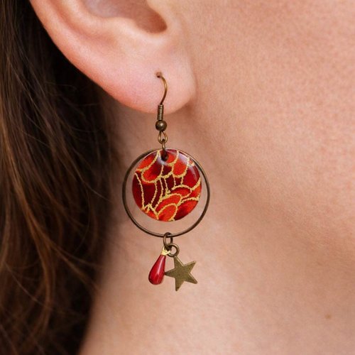 Boucles d’oreilles en laiton avec des médaillons washi rouge résiné