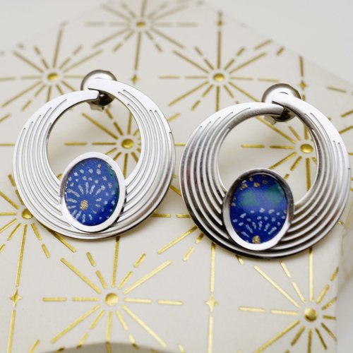 Boucles d’oreilles en acier doré en forme de spirale avec un cabochon en papier japonais résinéées