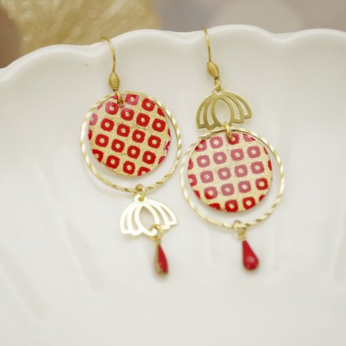 Boucles d'oreilles asymétriques avec du papier japonais rouge intense et des sequins émaillés rouges avec des petits eventails ajourés