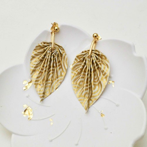 Boucles d’oreilles origami, bijoux feuilles dorés  et en acier